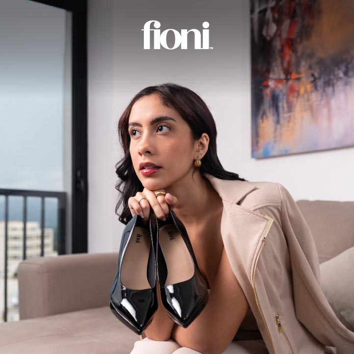 Zapatos de tacón rojo Comfort Plus en acabado charol, mostrando ajuste cómodo y elegante.